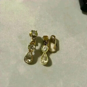 Vintage Avon Goldtone Rialto Clip On Earrings. No Box. Dangling Crystals NWOT